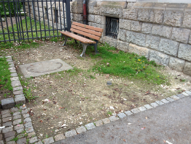 Ruhebank neben der Dettinger Villa an der Urbanstraße