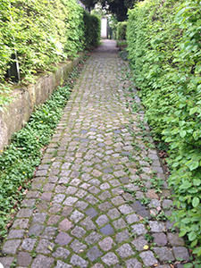 Zugang neben und hinter der Dettinger Villa in den Park
